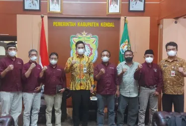 PWI Jawa Tengah Bersama Bupati Kendal. (Foto.BM)
