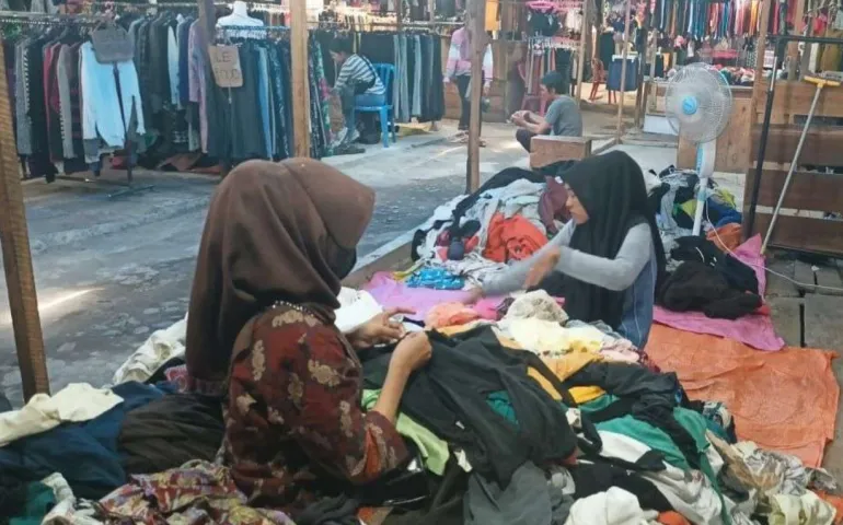 Hingga hari ini, pusat trifting Pasar Panorama Kota Bengkulu tetap ramai dikunjungi oleh pembeli. Sabtu (30/9/2023) Foto : Melinda/Siberspace.id