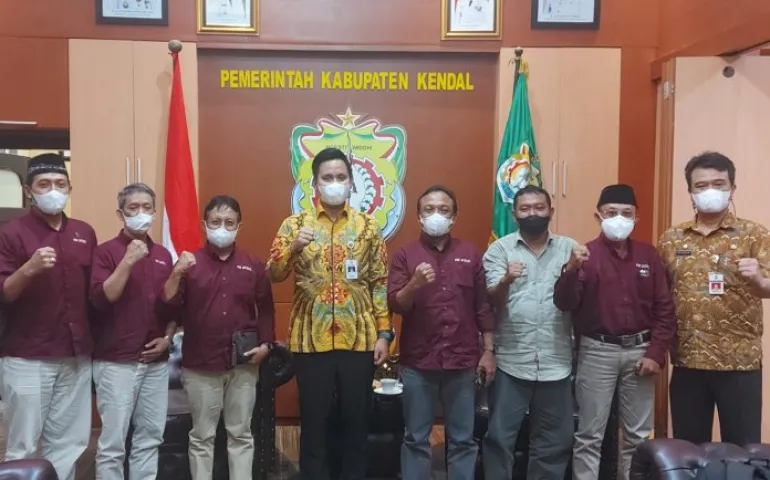 PWI Jawa Tengah Bersama Bupati Kendal. (Foto.BM)